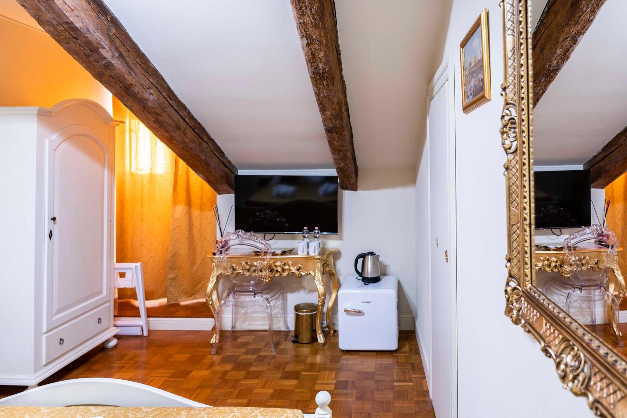 Palazzo Titti Rialto Suites Venice Exterior photo