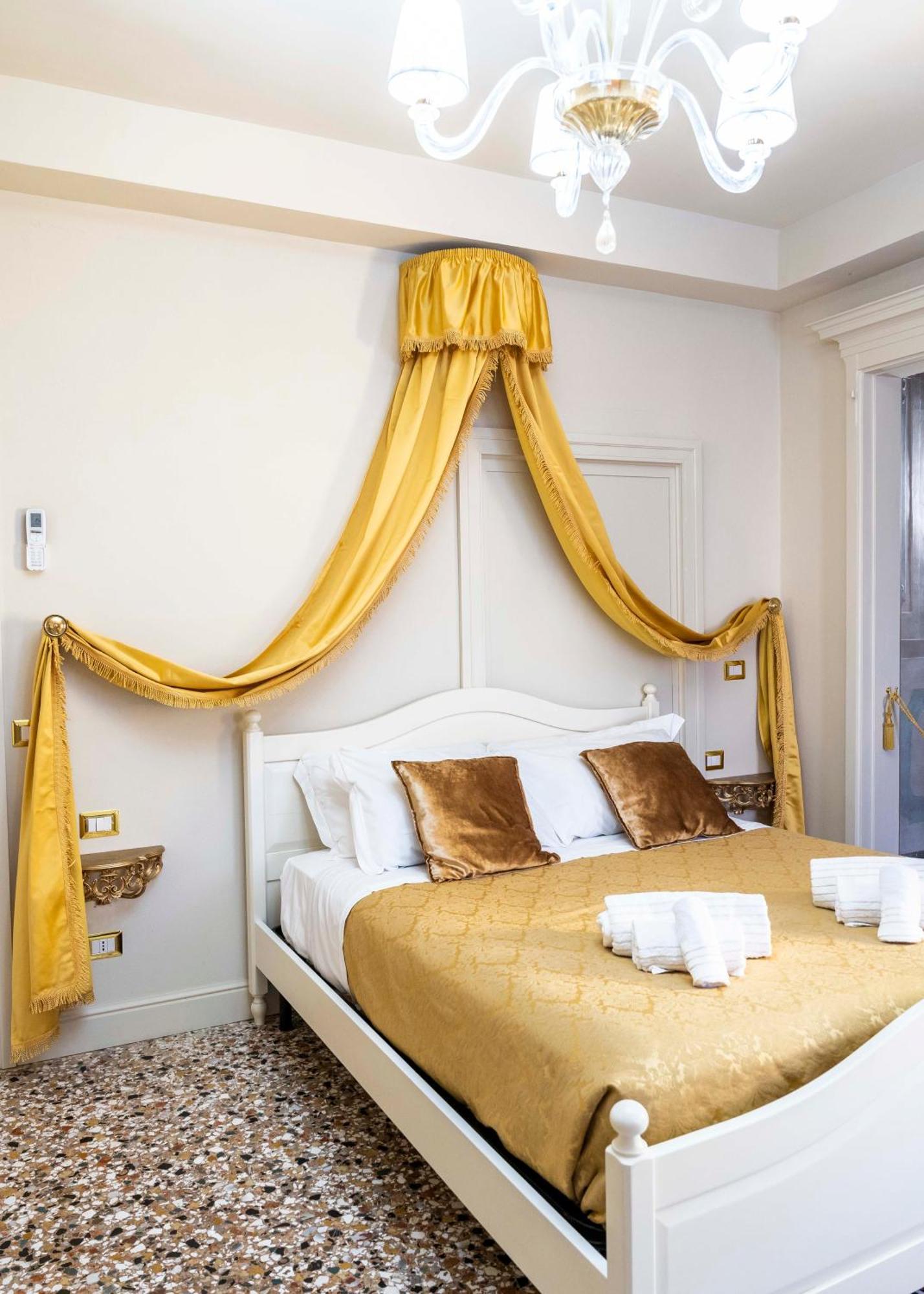 Palazzo Titti Rialto Suites Venice Exterior photo